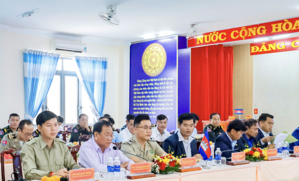 ស្រុក Bu Dop (ខេត្ត Binh Phuoc   វៀតណាម) ចុះហត្ថលេខាលើអនុស្សរណៈនៃការយោគយល់គ្នាជាមួយស្រុកជាប់ព្រំដែននៃព្រះរាជាណាចក្រកម្ពុជា