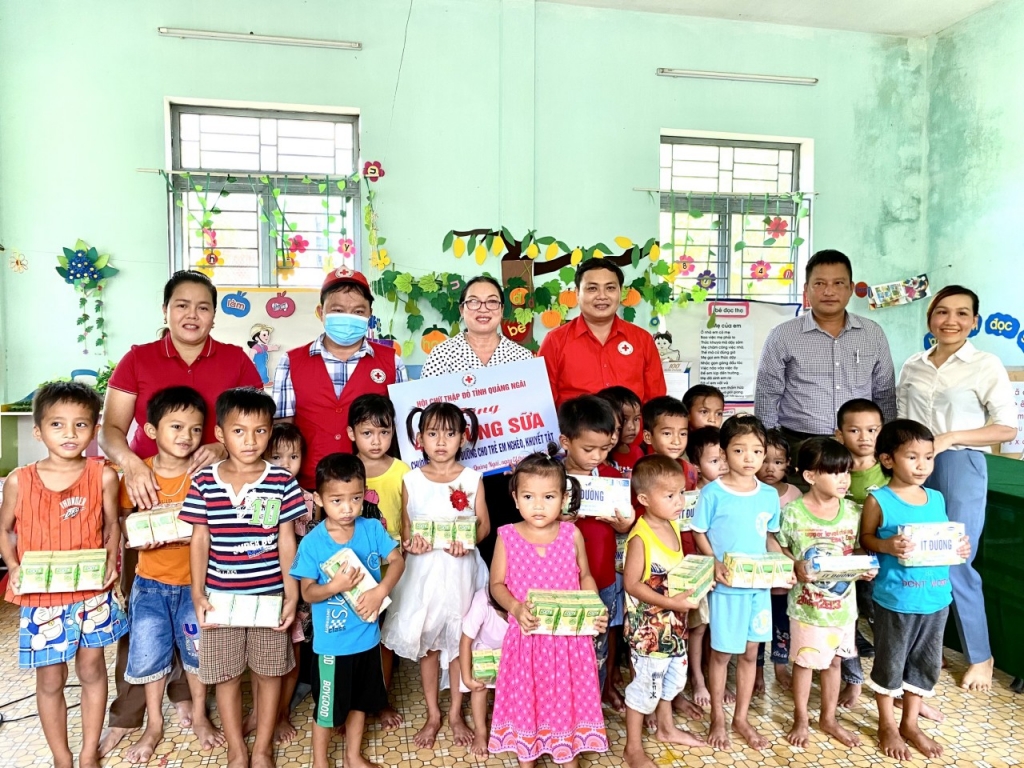 អង្គការ Children of Vietnam ឧបត្ថម្ភអាហារូបត្ថម្ភដល់កុមារប្រមាណ ១១.០០០ នាក់នៅស្រុកភ្នំចំនួន ៥ នៃខេត្ត Quang Ngai