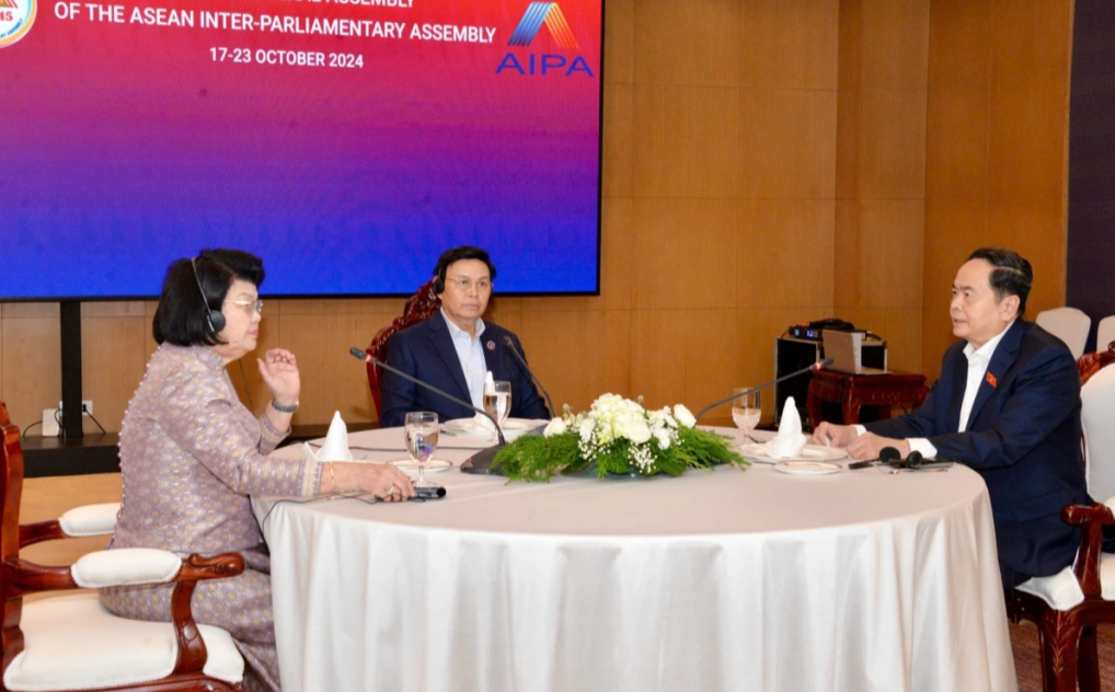 ប្រធានរដ្ឋសភាវៀតណាម - ឡាវ - កម្ពុជា បានអញ្ជើញទទួលទានអាហារព្រឹក ពិភាក្សាការងារ ប្រធានរដ្ឋសភាវៀតណាម - ឡាវ - កម្ពុជា បានអញ្ជើញទទួលទានអាហារព្រឹក ពិភាក្សាការងារ