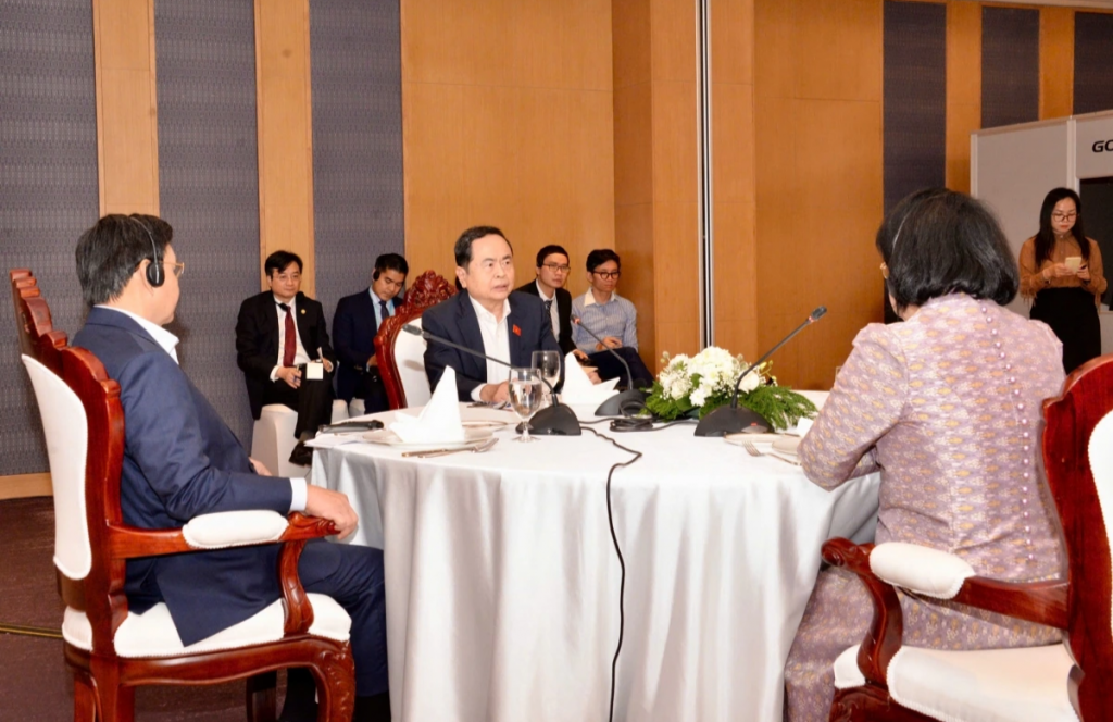 ប្រធានរដ្ឋសភាវៀតណាម - ឡាវ - កម្ពុជា បានអញ្ជើញទទួលទានអាហារព្រឹក ពិភាក្សាការងារ ប្រធានរដ្ឋសភាវៀតណាម - ឡាវ - កម្ពុជា បានអញ្ជើញទទួលទានអាហារព្រឹក ពិភាក្សាការងារ