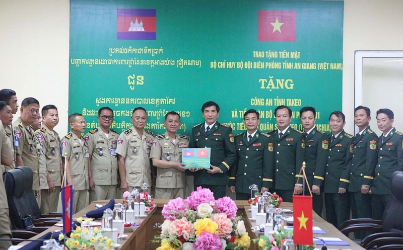 បញ្ជាការដ្ឋានការពារព្រំដែនខេត្ត An Giang ឧបត្ថម្ភថវិកាសម្រាប់ប្រតិបត្តិការដល់ស្នងការដ្ឋាននគរបាលខេត្តតាកែវ កងវរសេនាតូចការពារព្រំដែនលេខ១ 