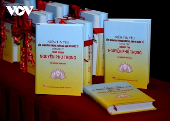 ឧទ្ទេសនាមសៀវភៅ “សេចក្តីស្រឡាញ់របស់ប្រជាជន និងមិត្ភភក្តិអន្តរជាតិចំពោះអគ្គលេខាបក្ស Nguyen Phu Trong”