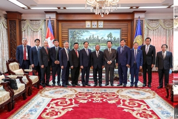សម្តេចចក្រី ហេង សំរិន ប្រធានរដ្ឋសភា អនុញ្ញាតឱ្យលោករដ្ឋមន្ត្រីការបរទេសវៀតណាម ចូលជួបសម្តែងការគួរសម