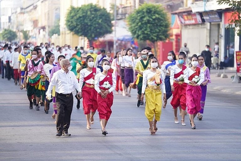 ខេត្តបាត់ដំបង ដង្ហែ​ពានរង្វាន់​ជ័យលាភី ក្រុង​ទេសចរណ៍​ស្អាត​អាស៊ាន បំផុសគំនិត ដល់​អ្នកជំនាន់ក្រោយ អោយ​ស្រឡាញ់​បរិស្ថាន ទីក្រុង​ស្អាត​