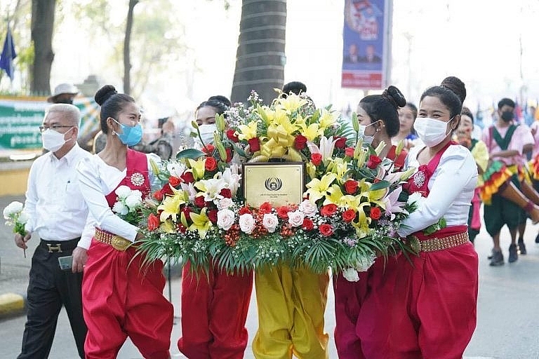 ខេត្តបាត់ដំបង ដង្ហែ​ពានរង្វាន់​ជ័យលាភី ក្រុង​ទេសចរណ៍​ស្អាត​អាស៊ាន បំផុសគំនិត ដល់​អ្នកជំនាន់ក្រោយ អោយ​ស្រឡាញ់​បរិស្ថាន ទីក្រុង​ស្អាត​