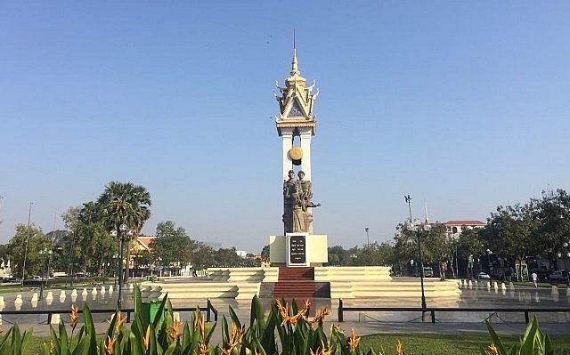 គ្រប់ស្តូបមិត្តភាព ត្រូវចារពីគុណទាំងសងខាង គឺ «កម្ពុជា ជួយវៀតណាមឲ្យបង្រួបបង្រួមទឹកដី ហើយវៀតណាម ជួយកម្ពុជាឲ្យរួចផុតពីរបបខ្មែរក្រហម»