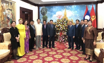សមាគមមិត្តភាពវៀតណាម - ឡាវអបអរសាទរពិធីបុណ្យចូលឆ្នាំប្រពៃណី Bunpimay ឆ្នាំ២០២១ ជូនចំពោះស្ថានទូតឡាវប្រចាំនៅប្រទេសវៀតណាម