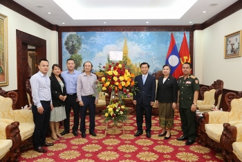 ទស្សនាវដ្តីយុគសម័យអបអរសាទរពិធីបុណ្យចូលឆ្នាំថ្មីឡាវ (ប៊ុនភីម៉ីយ) ឆ្នាំ ២០២១ ជូនចំពោះស្ថានទូតឡាវប្រចាំនៅប្រទេសវៀតណាម