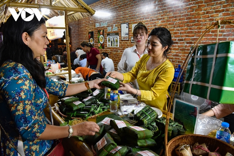 បរិយាកាសរំភើបនៅពិធីបុណ្យទេសចរណ៍ហាណូយនិងវប្បធម៌ម្ហូបអាហារឆ្នាំ ២០២១ បរិយាកាសរំភើបនៅពិធីបុណ្យទេសចរណ៍ហាណូយនិងវប្បធម៌ម្ហូបអាហារឆ្នាំ ២០២១