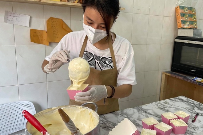 អ្នកស្រីជនជាតិវៀតណាមម្នាក់បានធ្វើនំនិងតែទឹកដោះគោសម្រាប់ប៉ូលីសនៅឯចំណុចកណ្តាលនៃការរីករាលដាលនៃជំងឺកូវីដ-១៩នៅប្រទេសកម្ពុជា