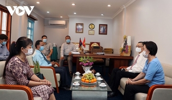 ស្ថានទូតវៀតណាមប្រចាំកម្ពុជា ប្រកៀកស្មាជាមួយបងប្អូនជនរួមជាតិជានិច្ចក្នុងការ ប្រយុទ្ធប្រឆាំងនឹងជម្ងឺរាតត្បាត កូវីដ ១៩