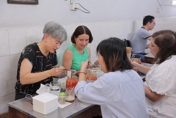 រូបភាពរដ្ឋមន្ត្រីការបរទេសអូស្ត្រាលីរីករាយទទួលទានជាមួយហ្វឺសាច់មាន់ហាណូយ