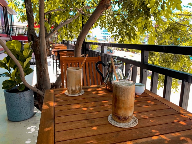 របរលក់កែវឫស្សីរបស់លោក លោក វីរៈ ផ្ដល់ការងារដល់មនុស្សចាស់ក្នុងភូមិ អំឡុងវិបត្តិកូវីដ-១៩