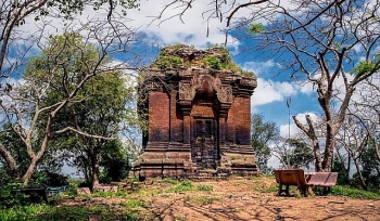 ប្រាសាទភ្នំដា ទាក់ទាញទេសចរណ៍ទាំងប្រវត្តិសាស្ត្រ និងធម្មជាតិ