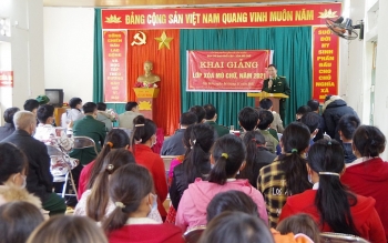 បងប្អូនជនរួមជាតិរស់នៅតំបន់ខ្ពង់រាបព្រំដែន Son La ចូលរួមក្នុងថ្នាក់លុបបំបាត់អនក្ខរកម្ម