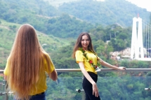 បេក្ខនារី Miss Tourism World ដើរឆ្លងកាត់ស្ពានកញ្ចក់ Bach Long