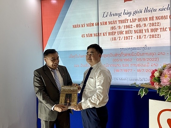 បង្ហាញ និងណែនាំការបោះពុម្ពផ្សាយអំពីចំណងមិត្តភាពវៀតណាម-ឡាវ